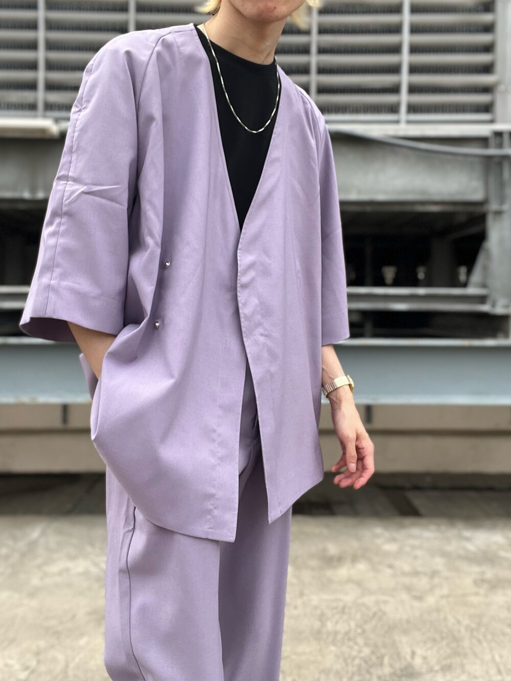 パープル系のその他パンツ、パープル系のその他アウター、ブラック系のローファーを着用したメンズの春コーディネートの2枚目の写真