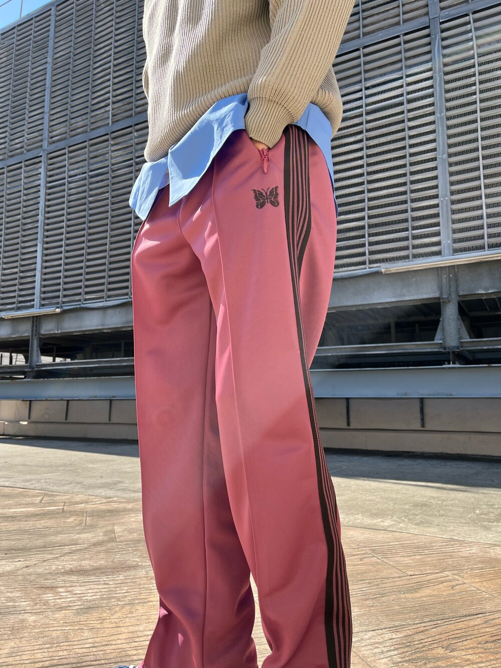 ピンク系のその他パンツ、ベージュ系のニット/セーター、ブルー系のシャツ/ブラウスを着用したメンズの冬コーディネートの3枚目の写真