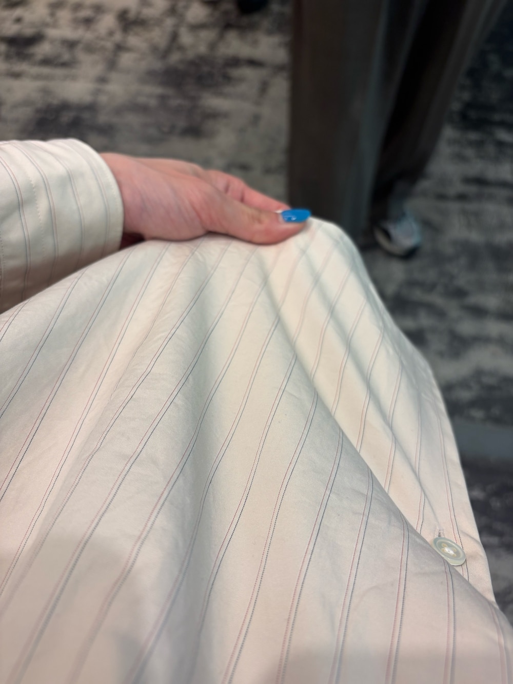 ブラウン系のその他パンツ、シルバー系のスニーカー、ホワイト系のシャツ/ブラウスを着用したメンズの春コーディネートの3枚目の写真