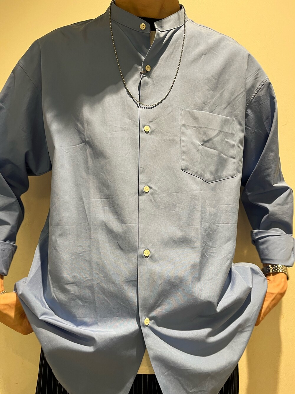 ブルー系のシャツ/ブラウス、ブルー系のその他パンツを着用したメンズの夏コーディネートの2枚目の写真