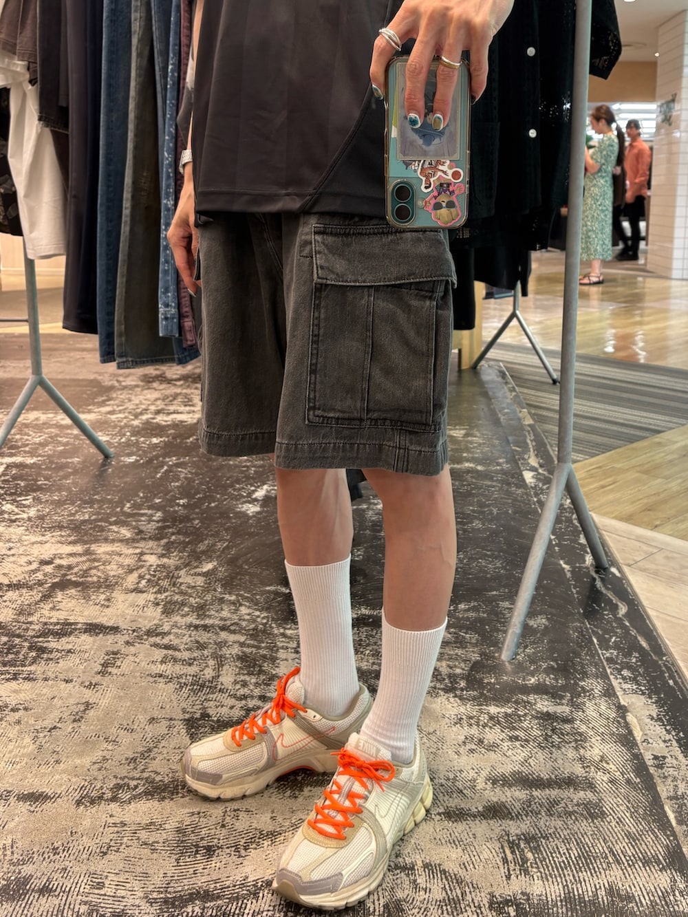 ブラック系のその他パンツ、グレー系のTシャツ/カットソー、ブラック系のキャップを着用したメンズの夏コーディネートの4枚目の写真
