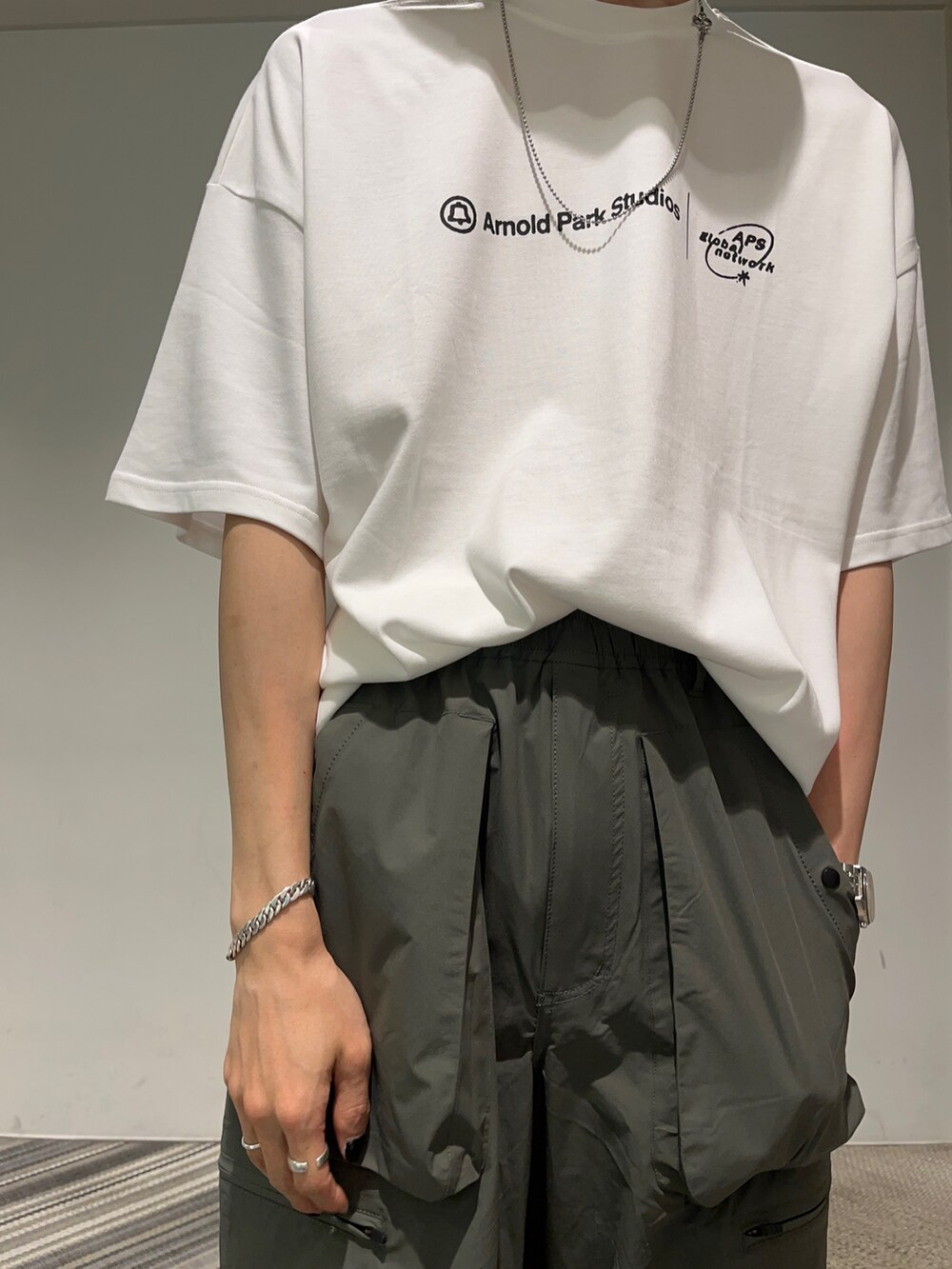 グリーン系のその他パンツ、ホワイト系のスニーカー、シルバー系のネックレスを着用したメンズの夏コーディネートの2枚目の写真