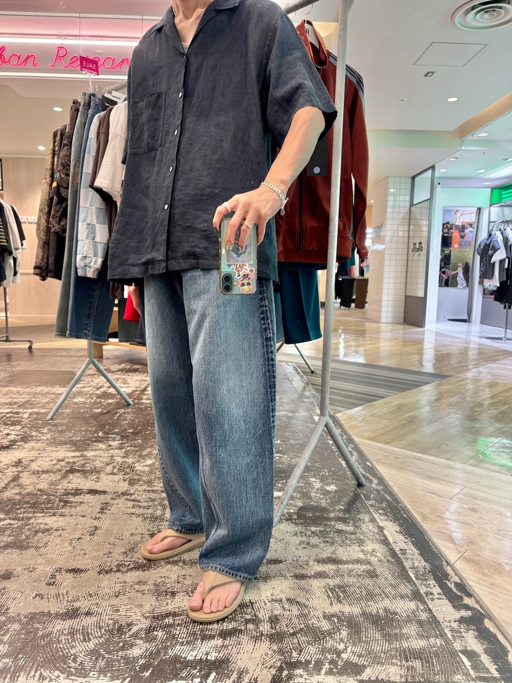 ブルー系のシャツ/ブラウス、ブルー系のデニムパンツ、ベージュ系のサンダルを着用したメンズの夏コーディネートの3枚目の写真