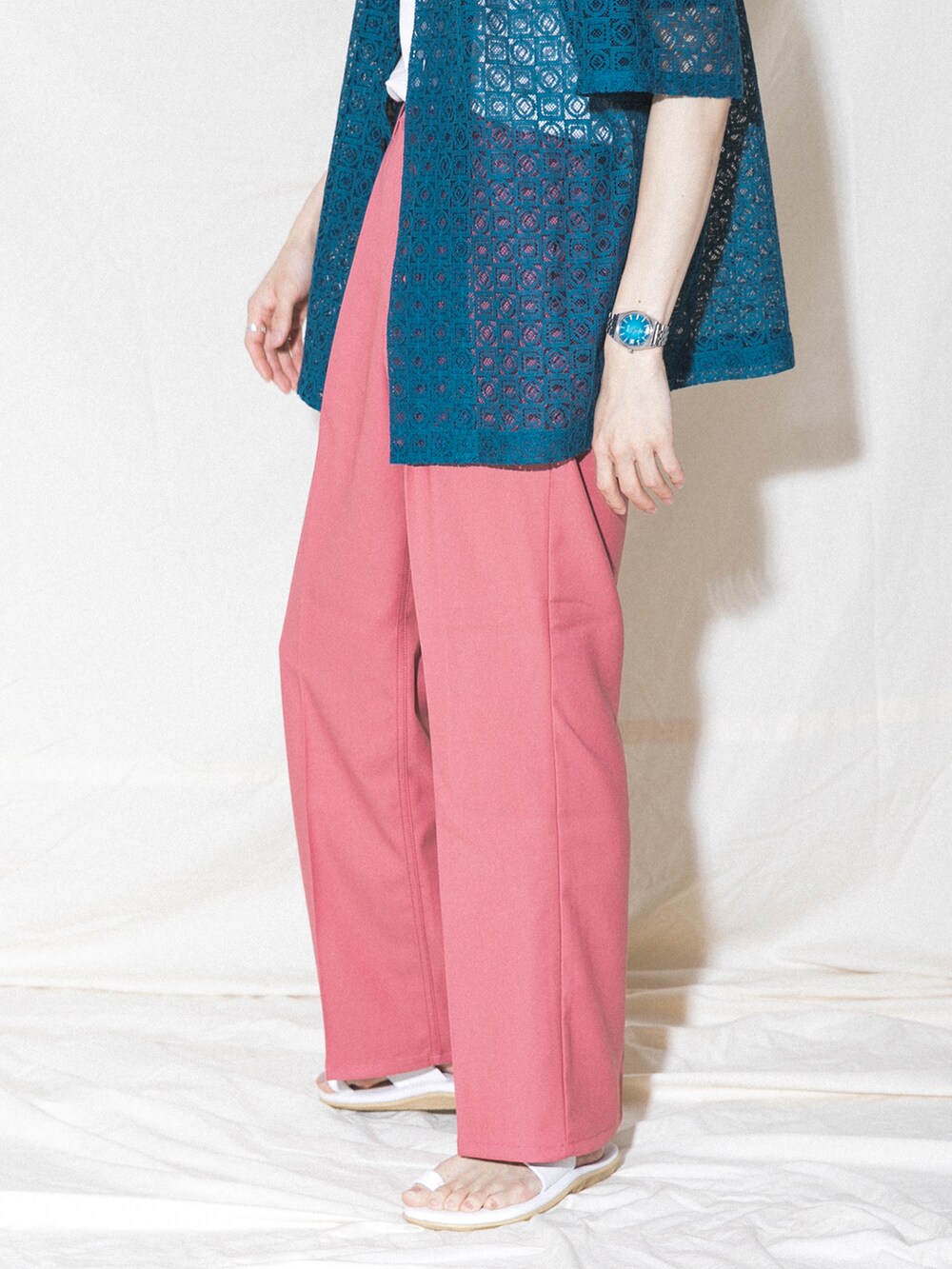 ピンク系のその他パンツ、グリーン系のシャツ/ブラウスを着用したメンズの春コーディネートの4枚目の写真