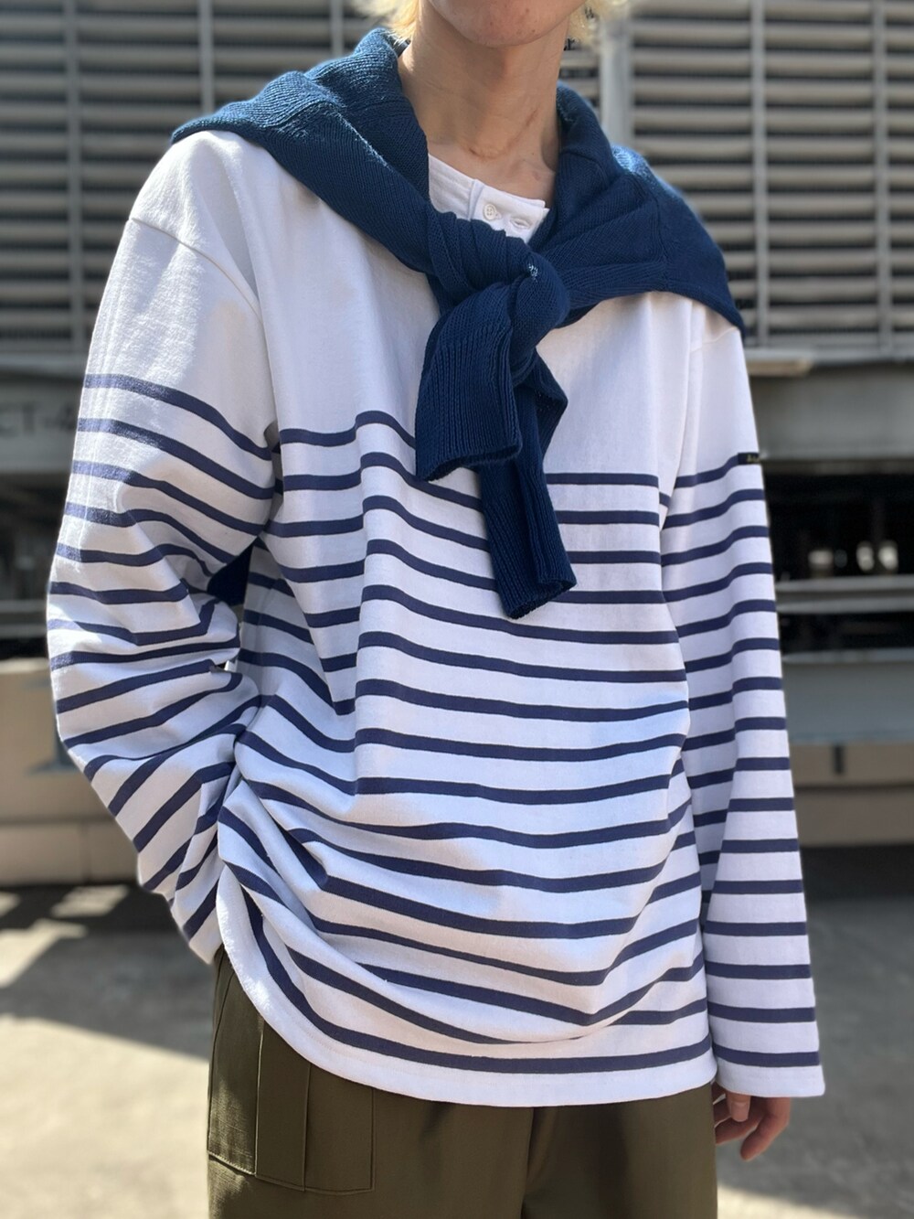 グリーン系のカーゴパンツ、ブルー系のTシャツ/カットソー、ブルー系のカーディガン/ボレロを着用したメンズの春コーディネートの3枚目の写真