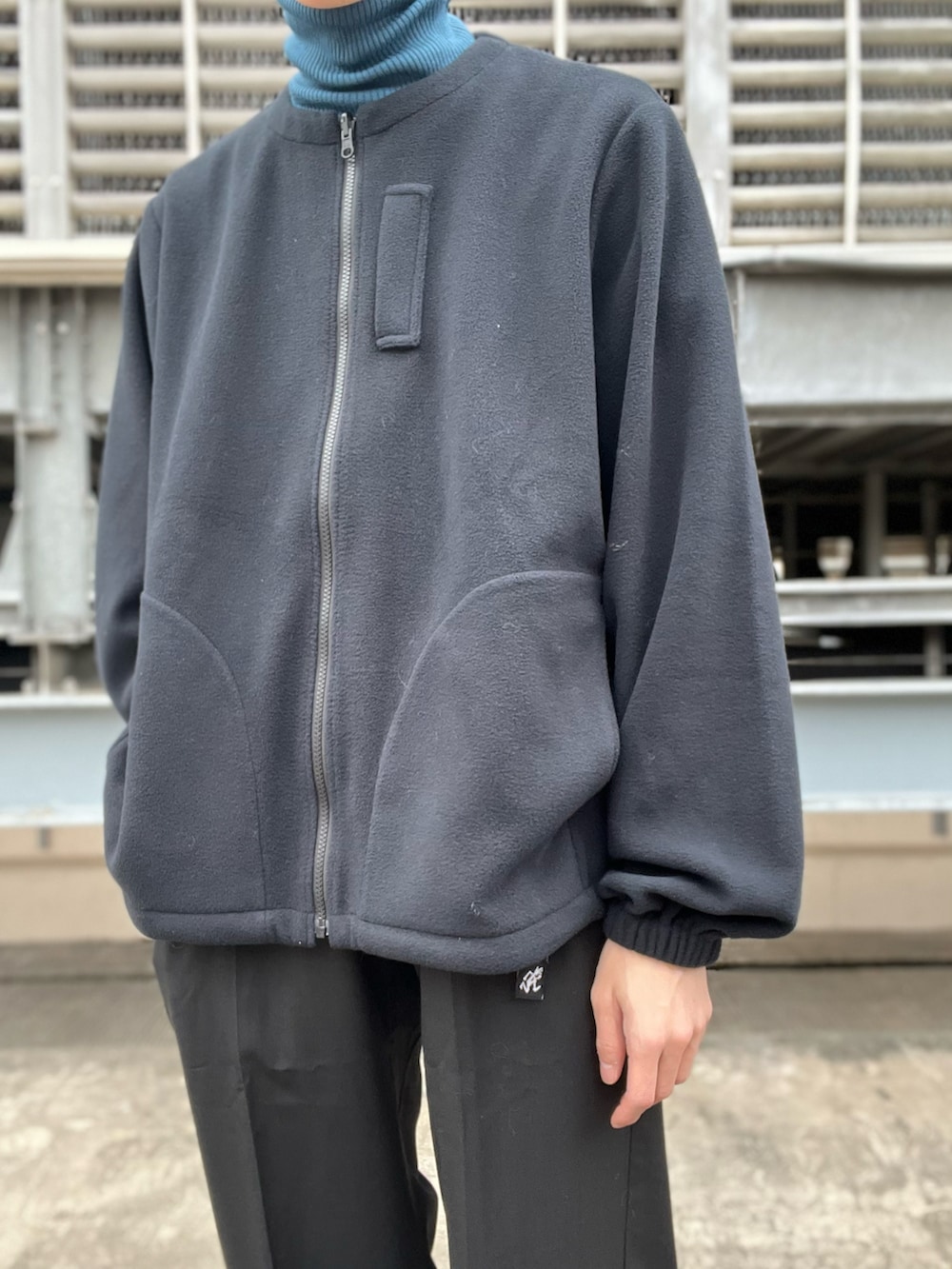 ブラック系のその他パンツ、ブラック系のブーツ、ブラック系のジャケット/アウターを着用したメンズの秋コーディネートの3枚目の写真