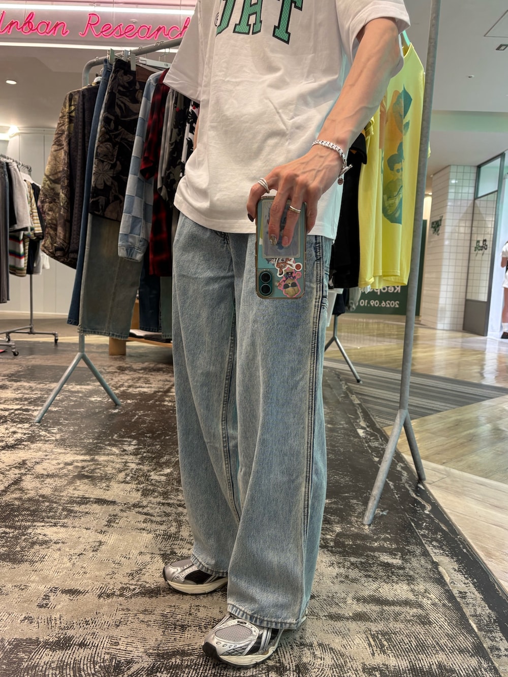 ホワイト系のTシャツ/カットソー、ブラック系のデニムパンツ、ブラック系のキャップを着用したメンズの夏コーディネートの4枚目の写真