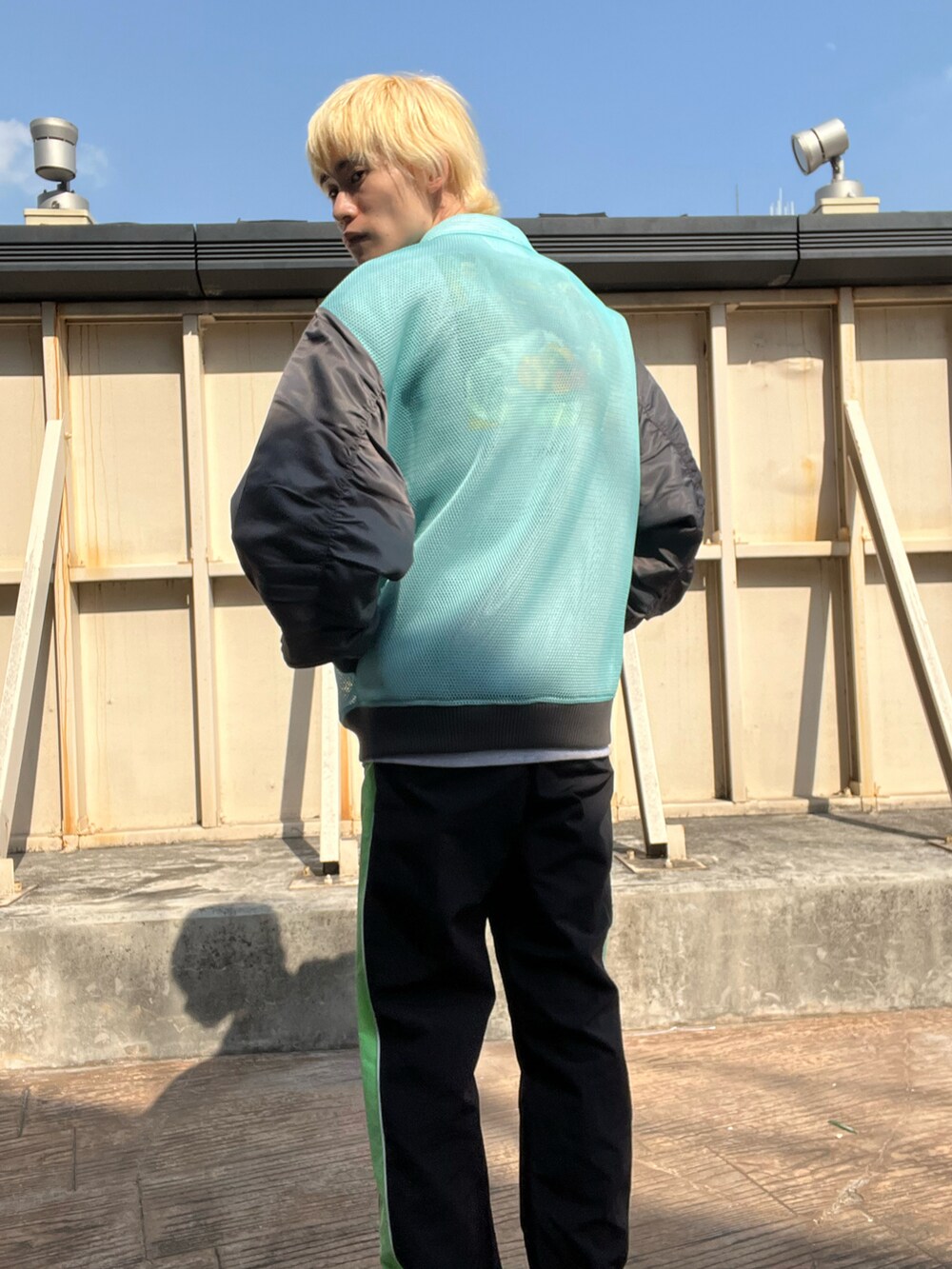 ブラック系のその他パンツ、ブルー系のブルゾン、グレー系のスウェットを着用したメンズの春コーディネートの2枚目の写真