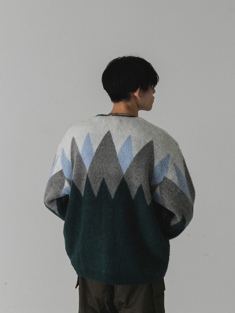 ベージュ系のその他パンツ、ブラック系のブーツ、ホワイト系のスウェットを着用したメンズの秋コーディネートの4枚目の写真