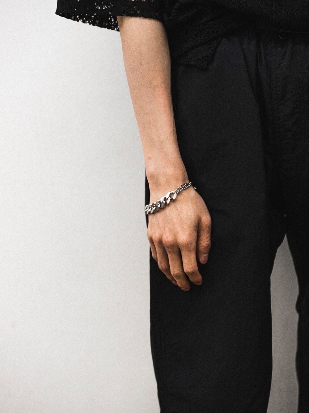 ブラック系のシャツ/ブラウス、シルバー系のブレスレットを着用したメンズの春コーディネートの3枚目の写真