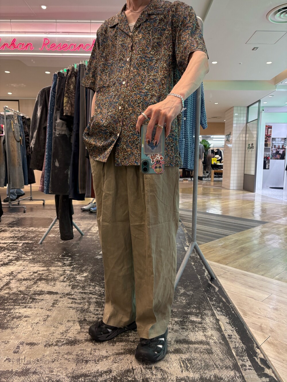ブルー系のシャツ/ブラウス、ベージュ系のその他パンツ、ブラック系のサンダルを着用したメンズの春コーディネートの4枚目の写真