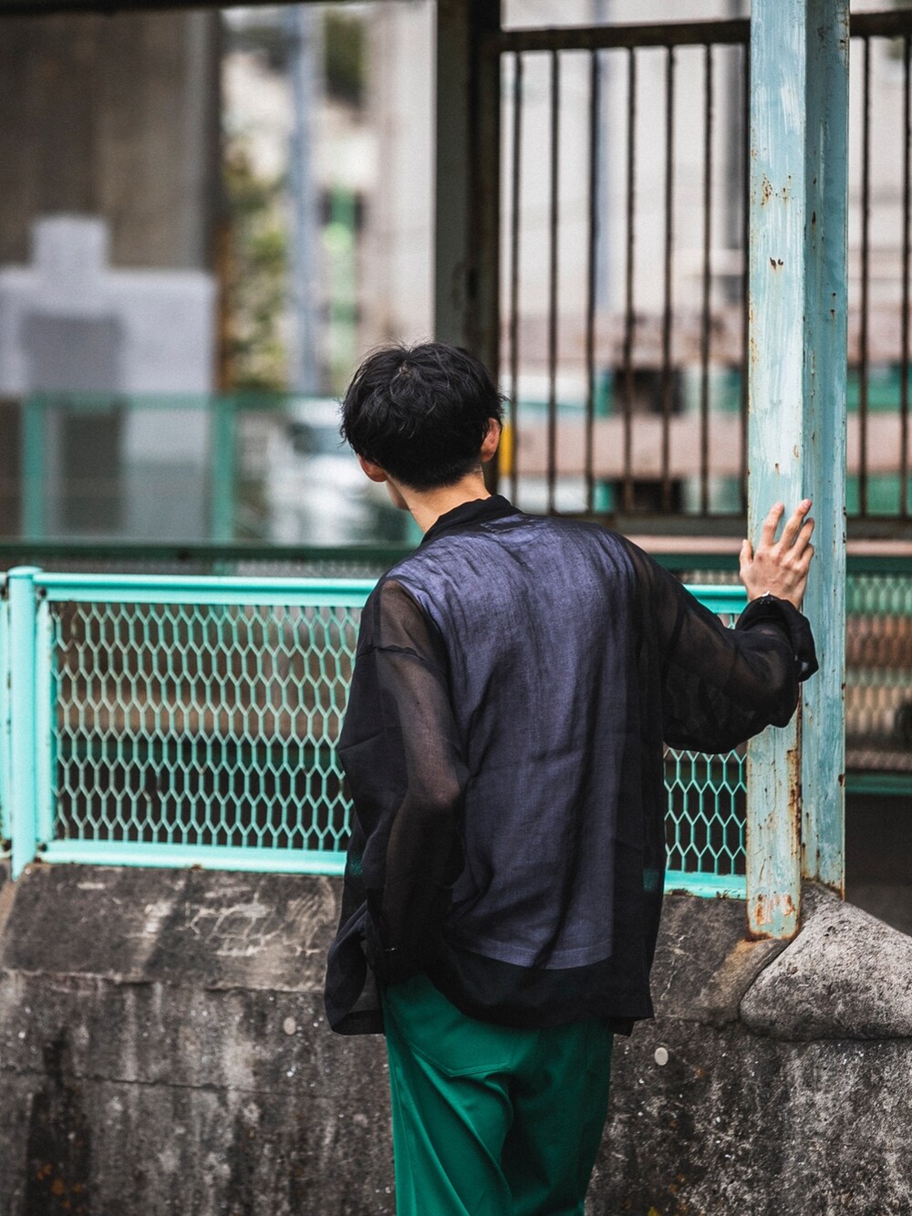 ブラック系のシャツ/ブラウス、ブルー系のその他パンツを着用したメンズの春コーディネートの3枚目の写真