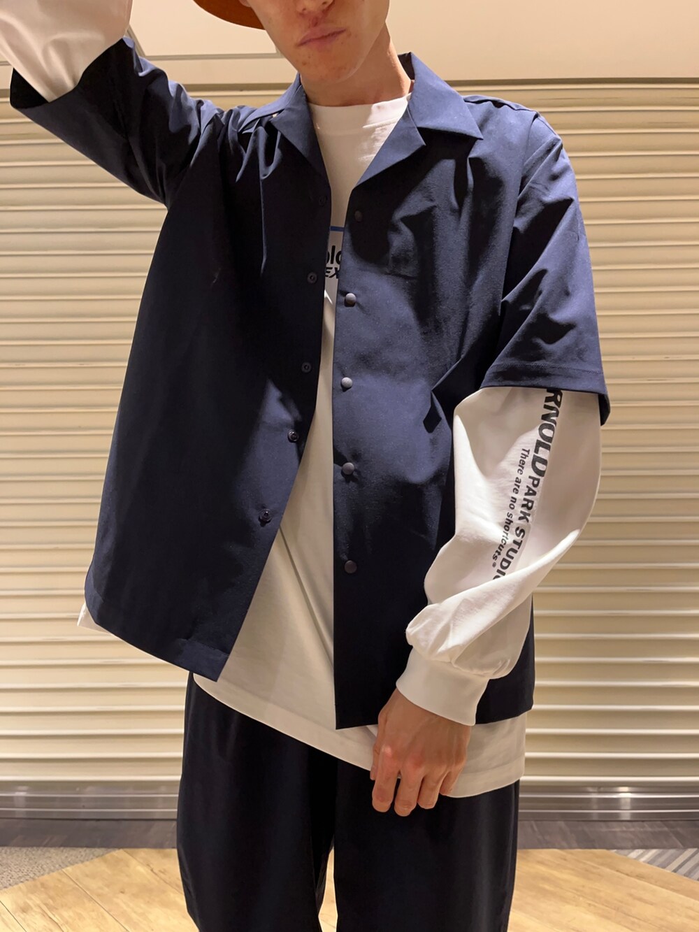 ブルー系のシャツ/ブラウス、グレー系のその他パンツ、オレンジ系のハットを着用したメンズの春コーディネートの2枚目の写真