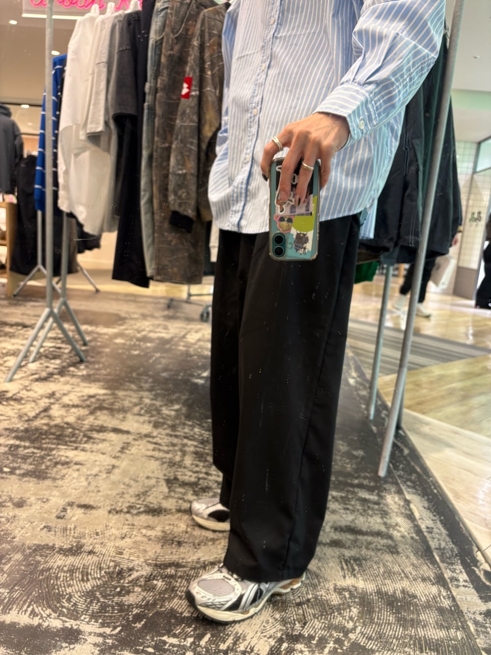 その他のシャツ/ブラウス、シルバー系のスニーカー、ブラック系のその他パンツを着用したメンズの春コーディネートの3枚目の写真