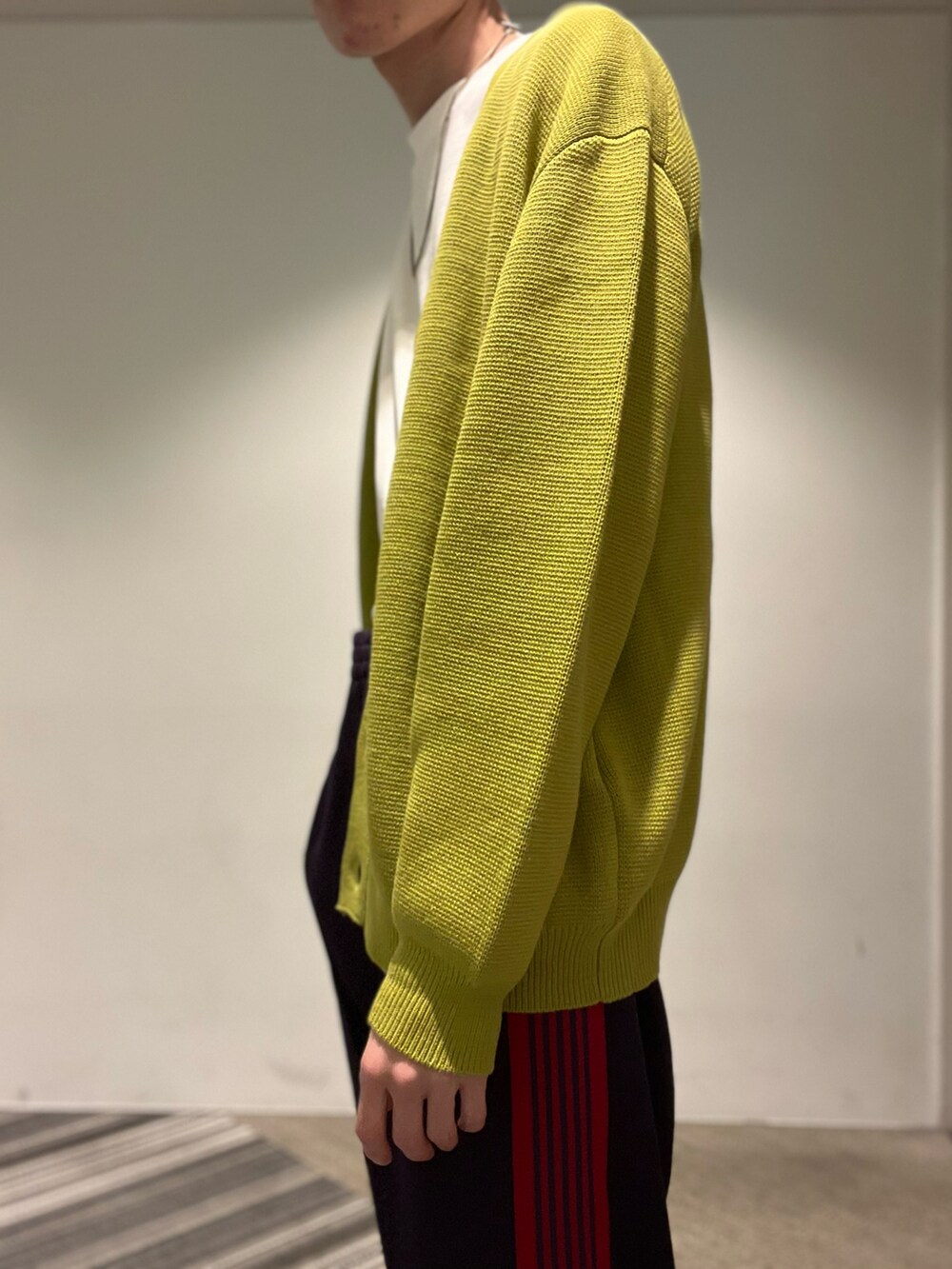 パープル系のその他パンツ、イエロー系のカーディガン/ボレロ、ブラック系のローファーを着用したメンズの秋コーディネートの3枚目の写真