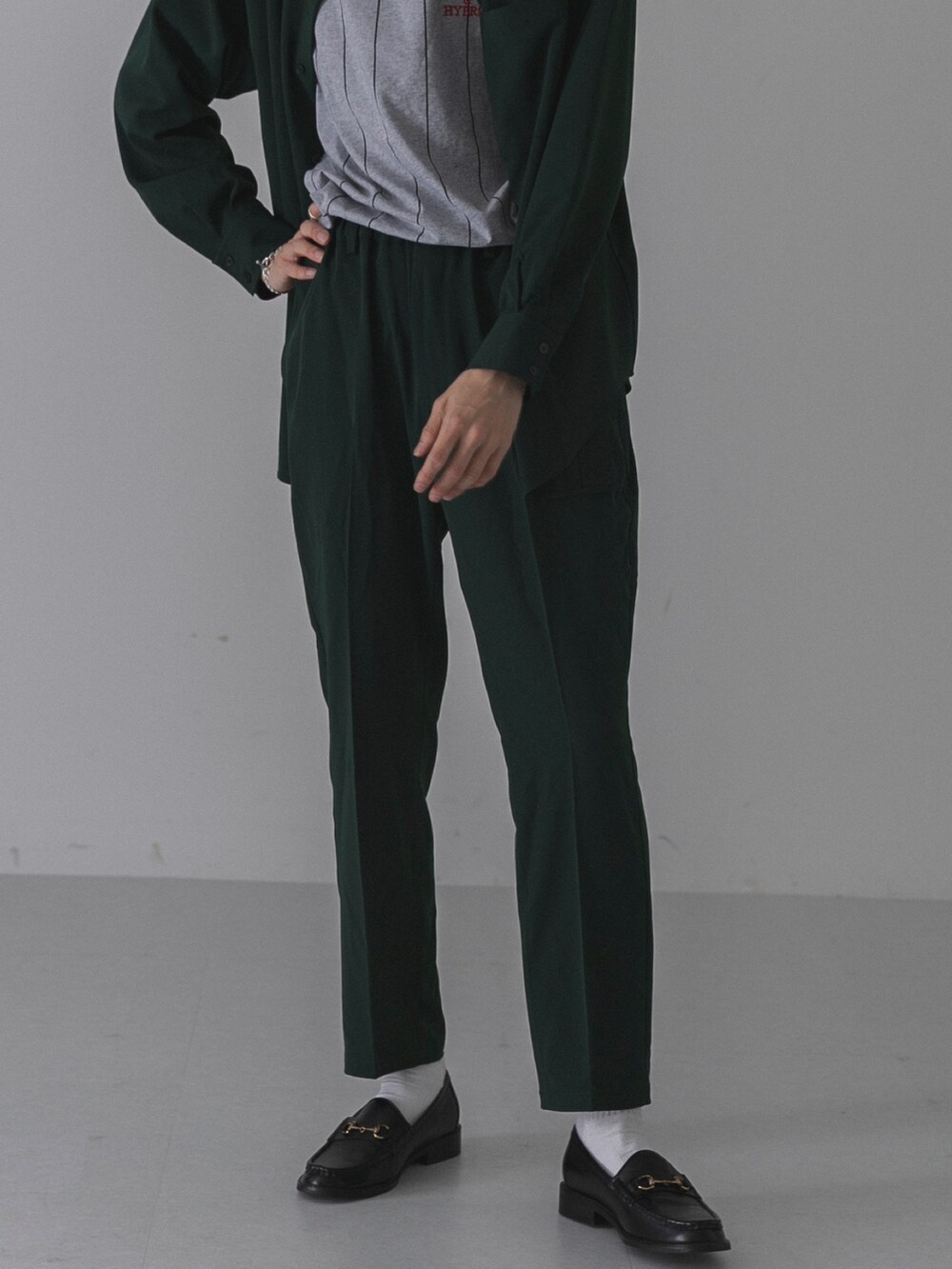 ブラック系のローファー、グリーン系のその他パンツ、グリーン系のシャツ/ブラウスを着用したメンズの秋コーディネートの4枚目の写真