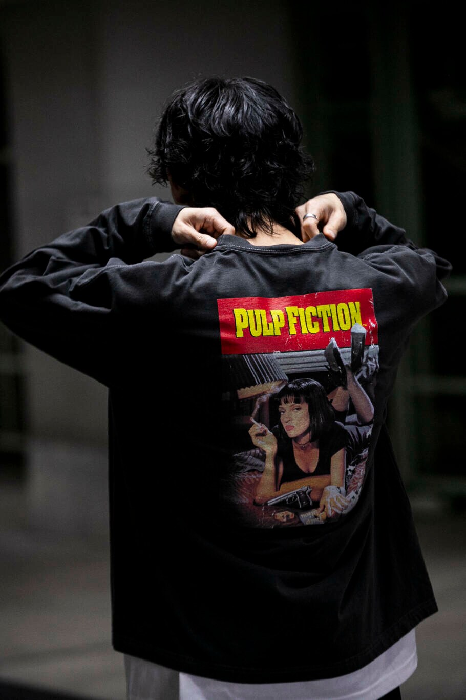 ブラック系のその他パンツ、その他のTシャツ/カットソー、ブラック系のスニーカーを着用したメンズの夏コーディネートの2枚目の写真