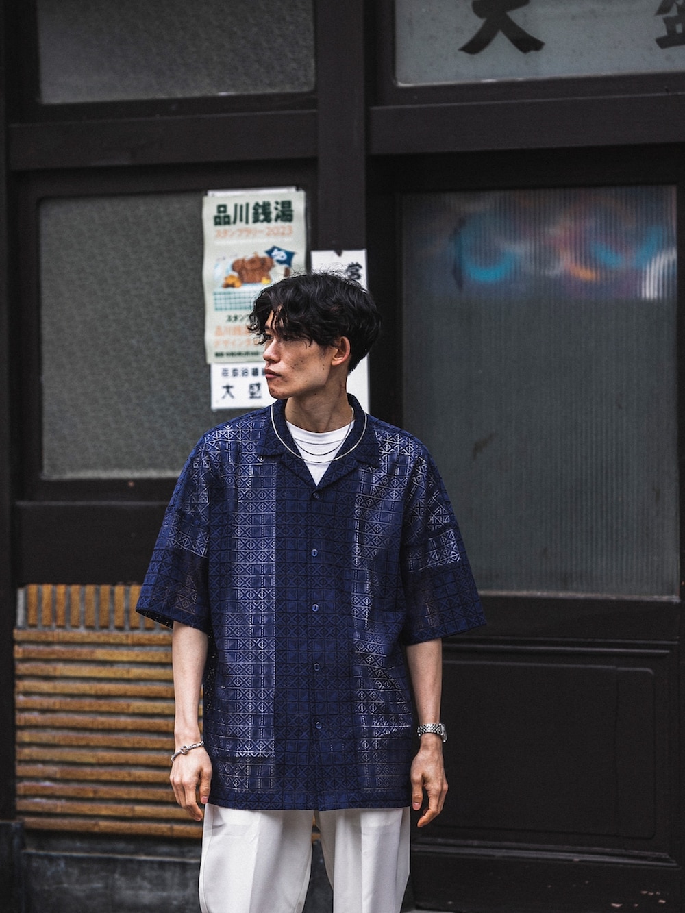 ブラック系のシャツ/ブラウス、グレー系のその他パンツ、ブラック系のサンダルを着用したメンズの春コーディネートの2枚目の写真