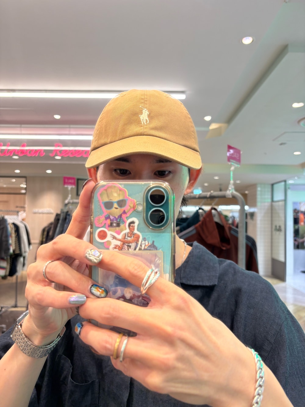 ブルー系のシャツ/ブラウス、ブルー系のデニムパンツ、ベージュ系のサンダルを着用したメンズの夏コーディネートの4枚目の写真