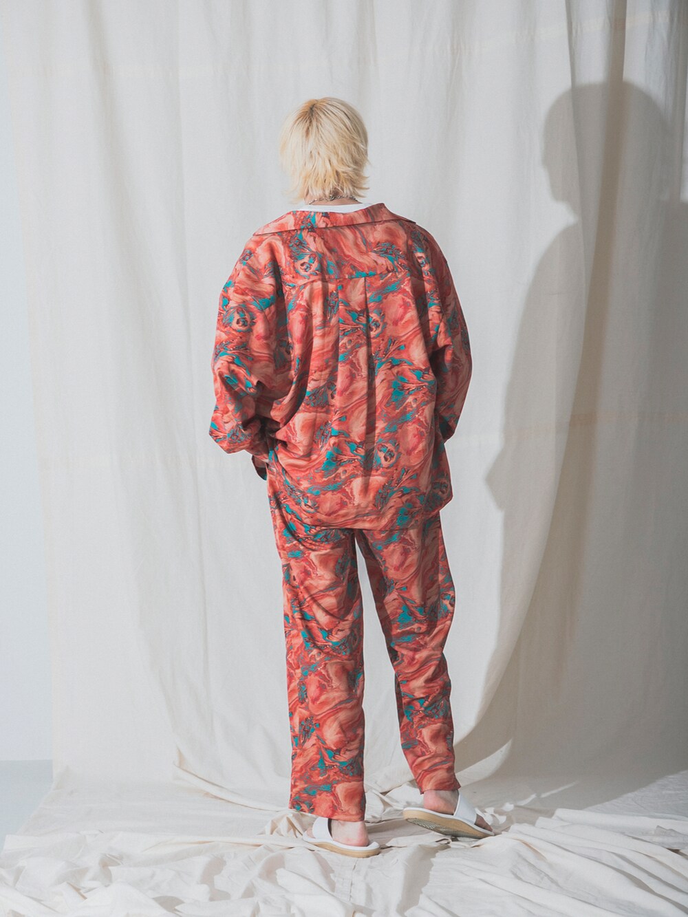 その他のその他パンツ、その他のシャツ/ブラウス、シルバー系のネックレスを着用したメンズの春コーディネートの3枚目の写真