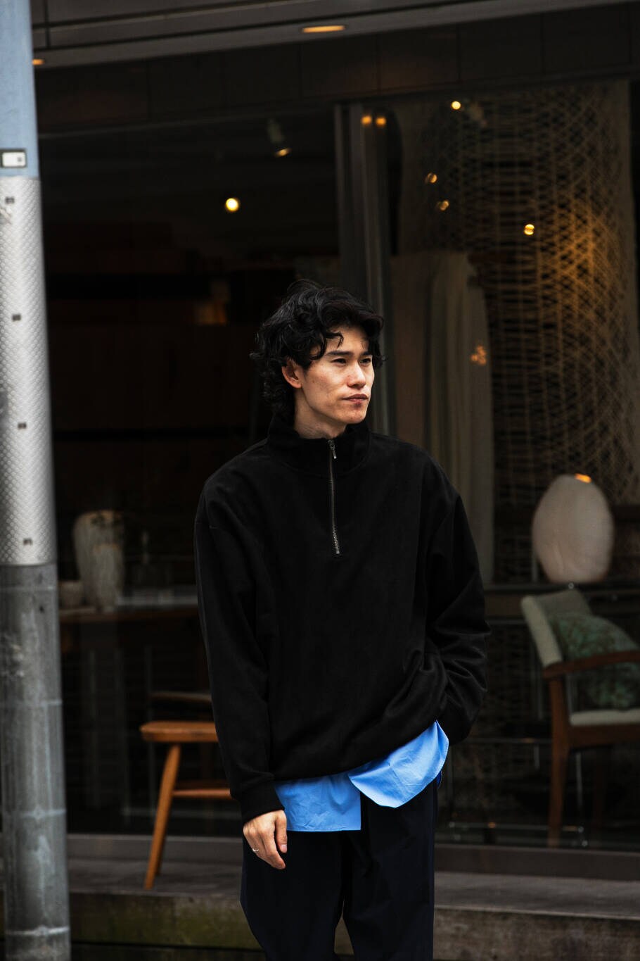 ブルー系のシャツ/ブラウス、ブラック系のTシャツ/カットソーを着用したメンズの冬コーディネートの2枚目の写真