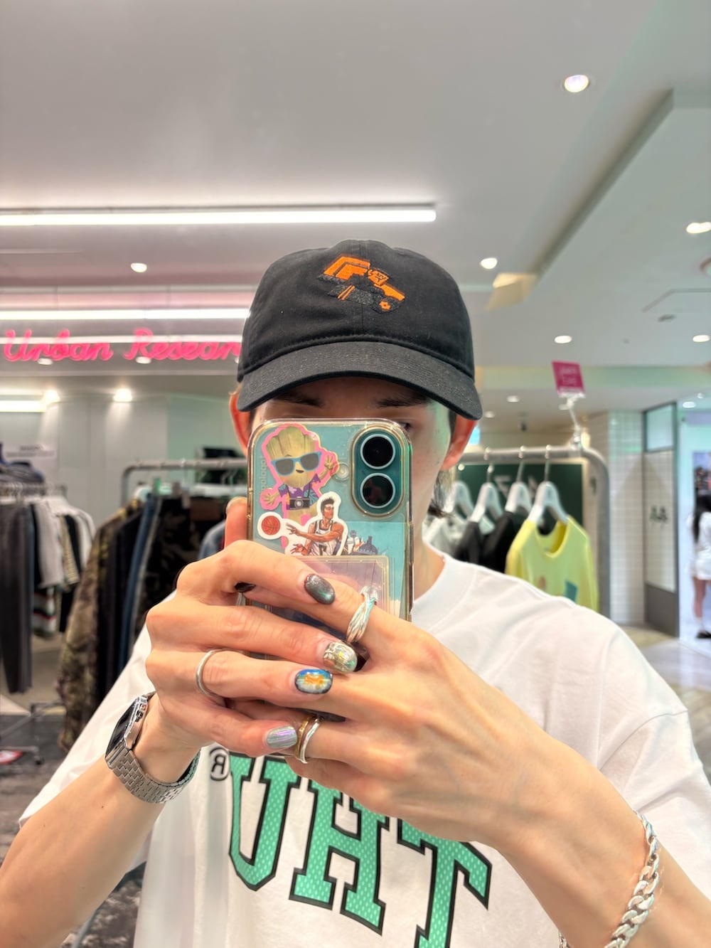 ホワイト系のTシャツ/カットソー、ブラック系のデニムパンツ、ブラック系のキャップを着用したメンズの夏コーディネートの5枚目の写真