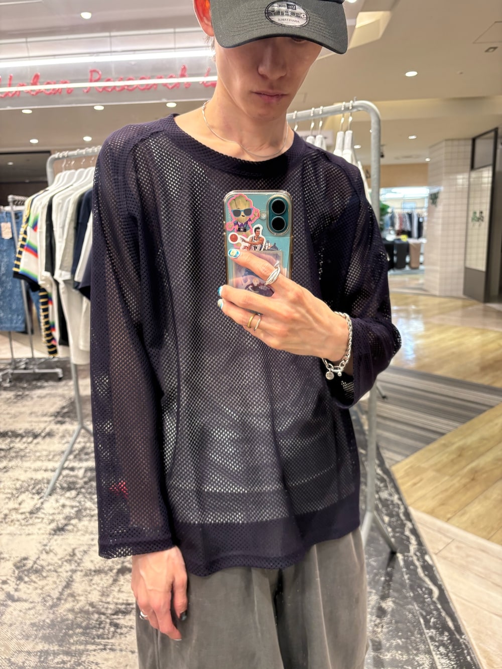 パープル系のTシャツ/カットソー、グリーン系のその他パンツ、ブラック系のキャップを着用したメンズの夏コーディネートの2枚目の写真