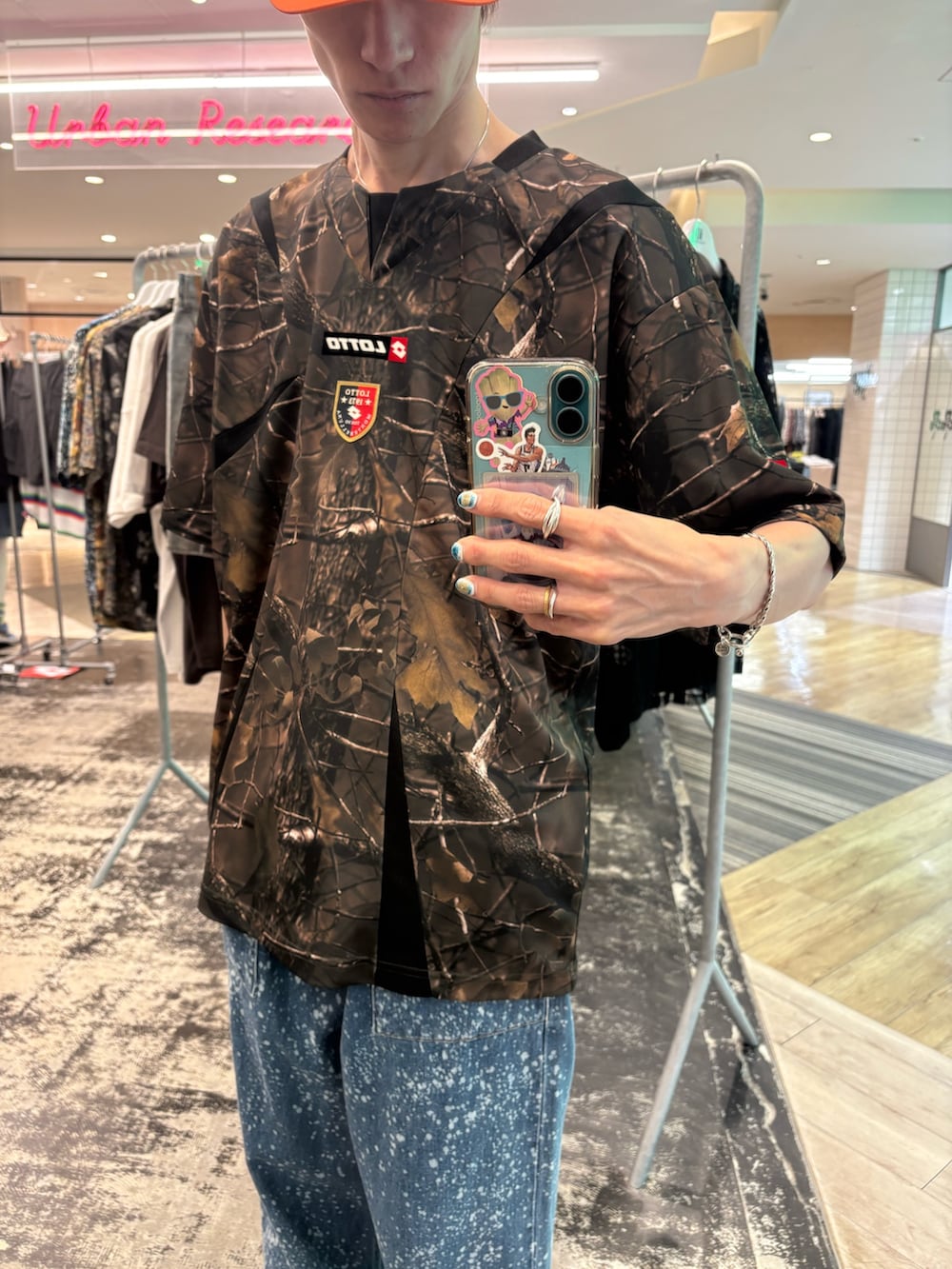 その他のTシャツ/カットソー、ブルー系のデニムパンツ、ブラック系のスニーカーを着用したメンズの夏コーディネートの2枚目の写真