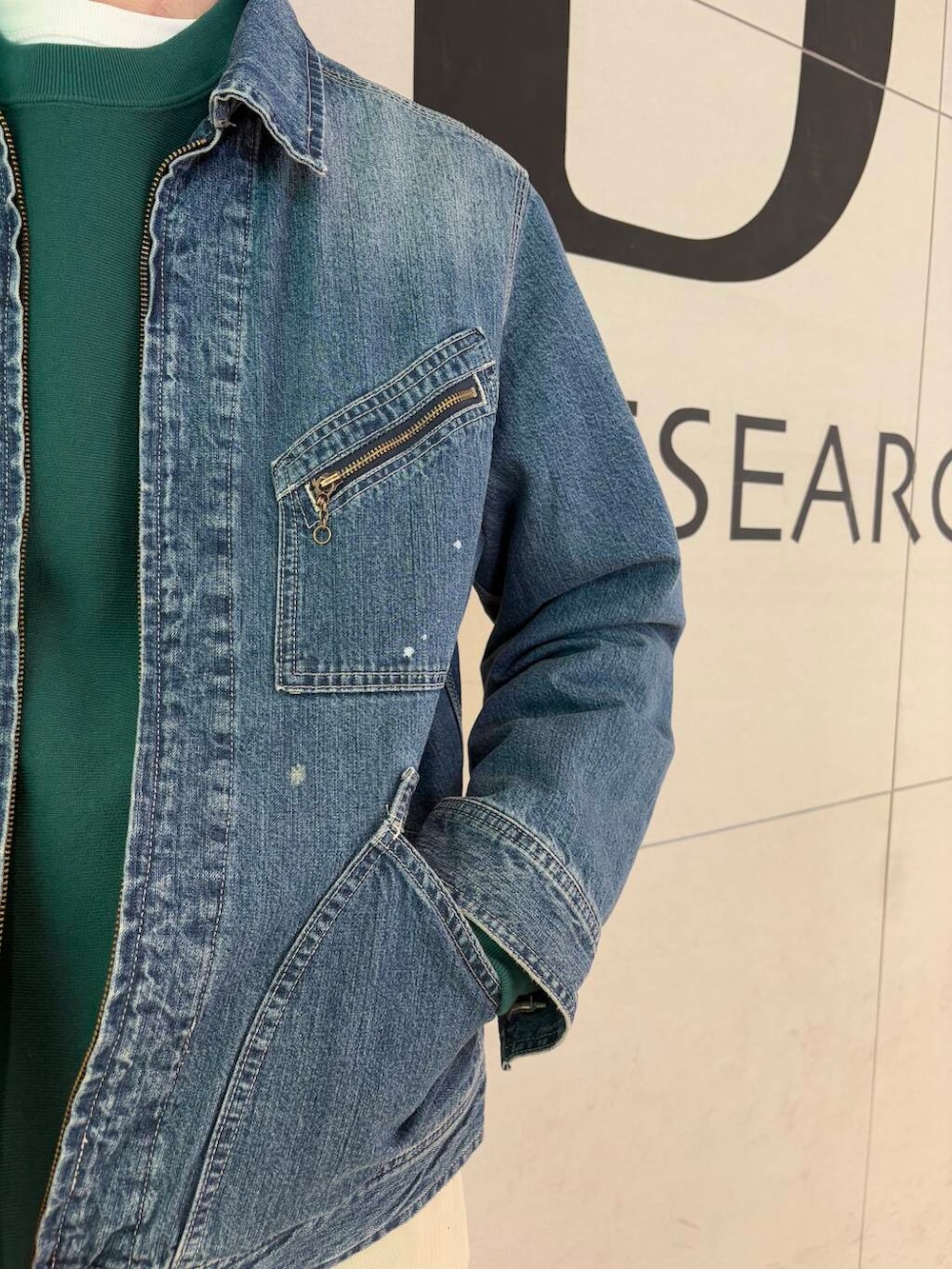 グリーン系のスウェット、ブルー系のデニムジャケットを着用したメンズの冬コーディネートの2枚目の写真