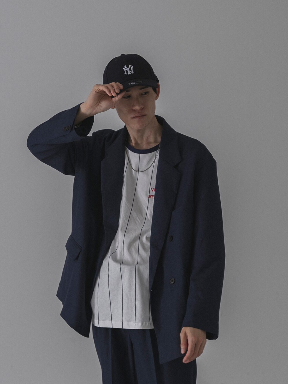 ブルー系のその他パンツ、その他のジャケット/アウター、グレー系のTシャツ/カットソーを着用したメンズの秋コーディネートの3枚目の写真