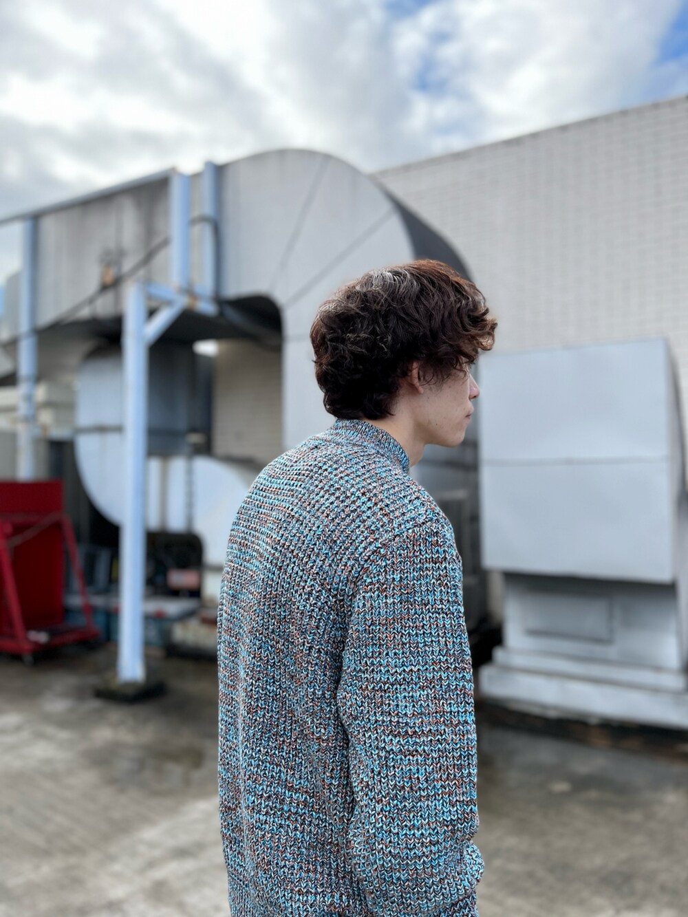 ブラック系のその他パンツ、ブルー系のニット/セーター、シルバー系のネックレスを着用したメンズの冬コーディネートの3枚目の写真