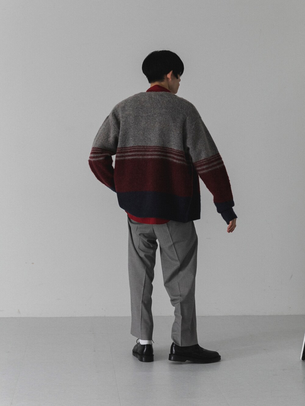 その他のその他パンツ、レッド系のシャツ/ブラウス、その他のカーディガン/ボレロを着用したメンズの秋コーディネートの2枚目の写真