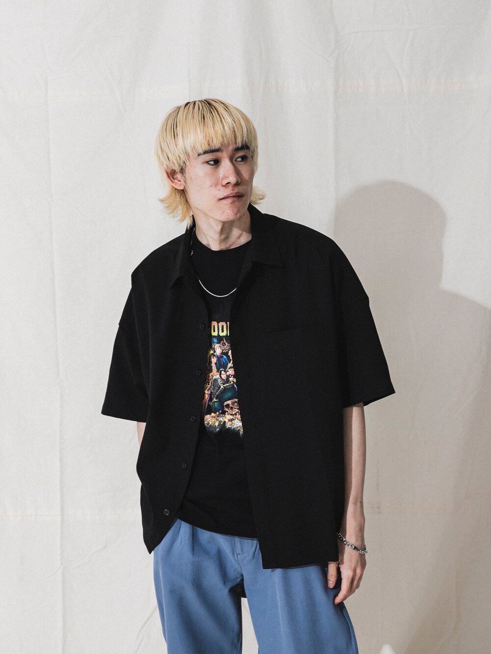 ブルー系のチノパンツ、その他のTシャツ/カットソー、ブラック系のシャツ/ブラウスを着用したメンズの春コーディネートの2枚目の写真