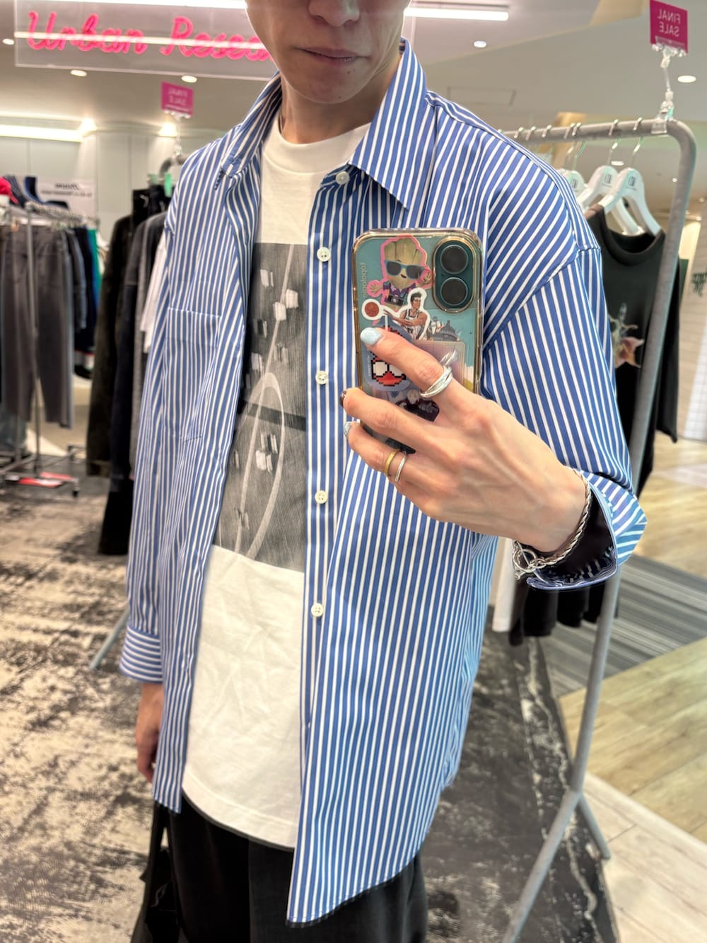 その他のシャツ/ブラウス、グレー系のその他パンツ、その他のTシャツ/カットソーを着用したメンズの夏コーディネートの2枚目の写真