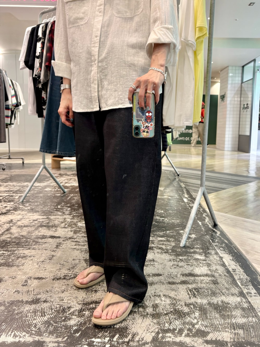 ホワイト系のシャツ/ブラウス、ブルー系のデニムパンツ、レッド系のキャップを着用したメンズの夏コーディネートの3枚目の写真