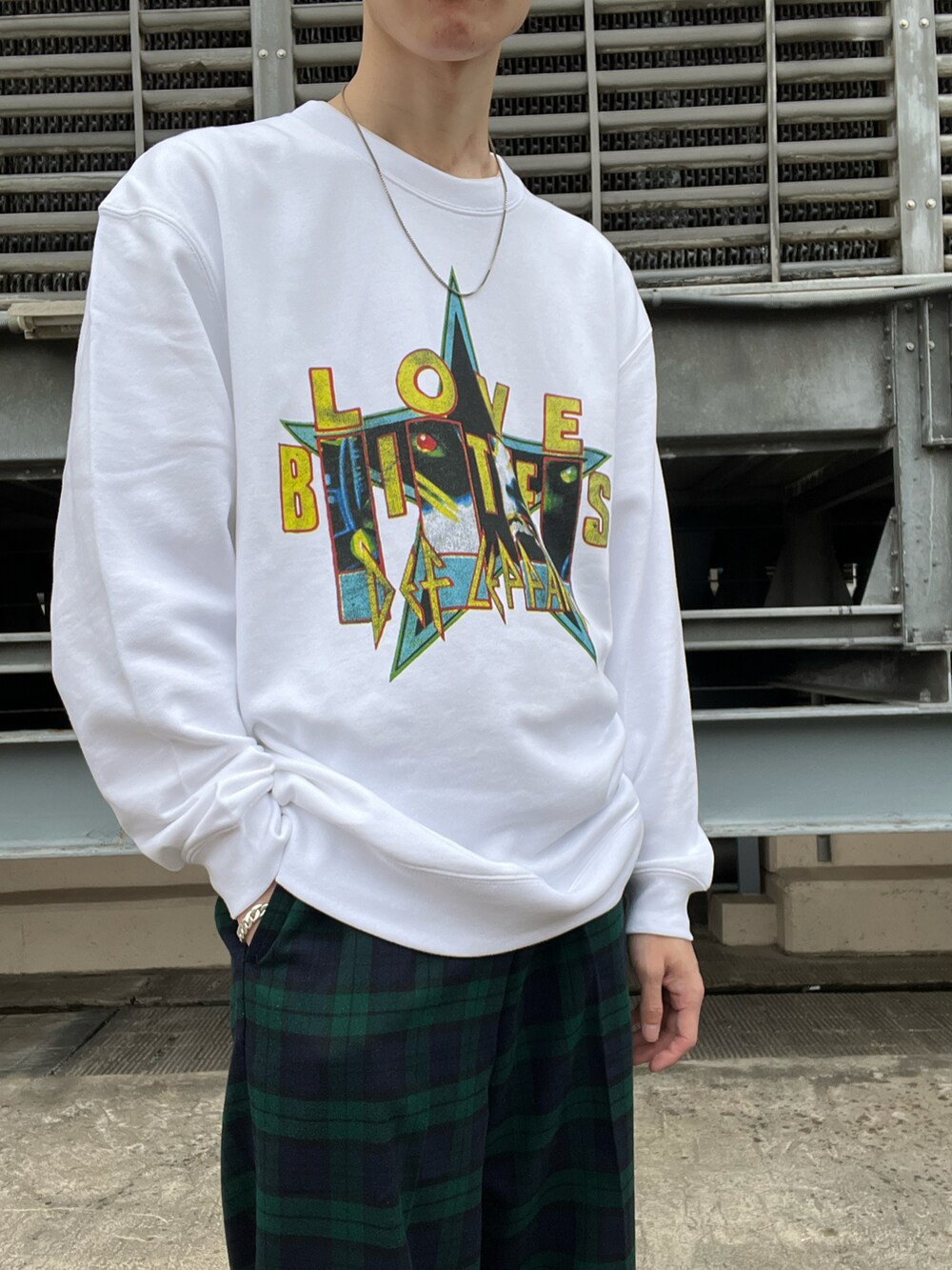 その他のその他パンツ、ホワイト系のスウェット、ブラウン系のモカシン/デッキシューズを着用したメンズの秋コーディネートの2枚目の写真
