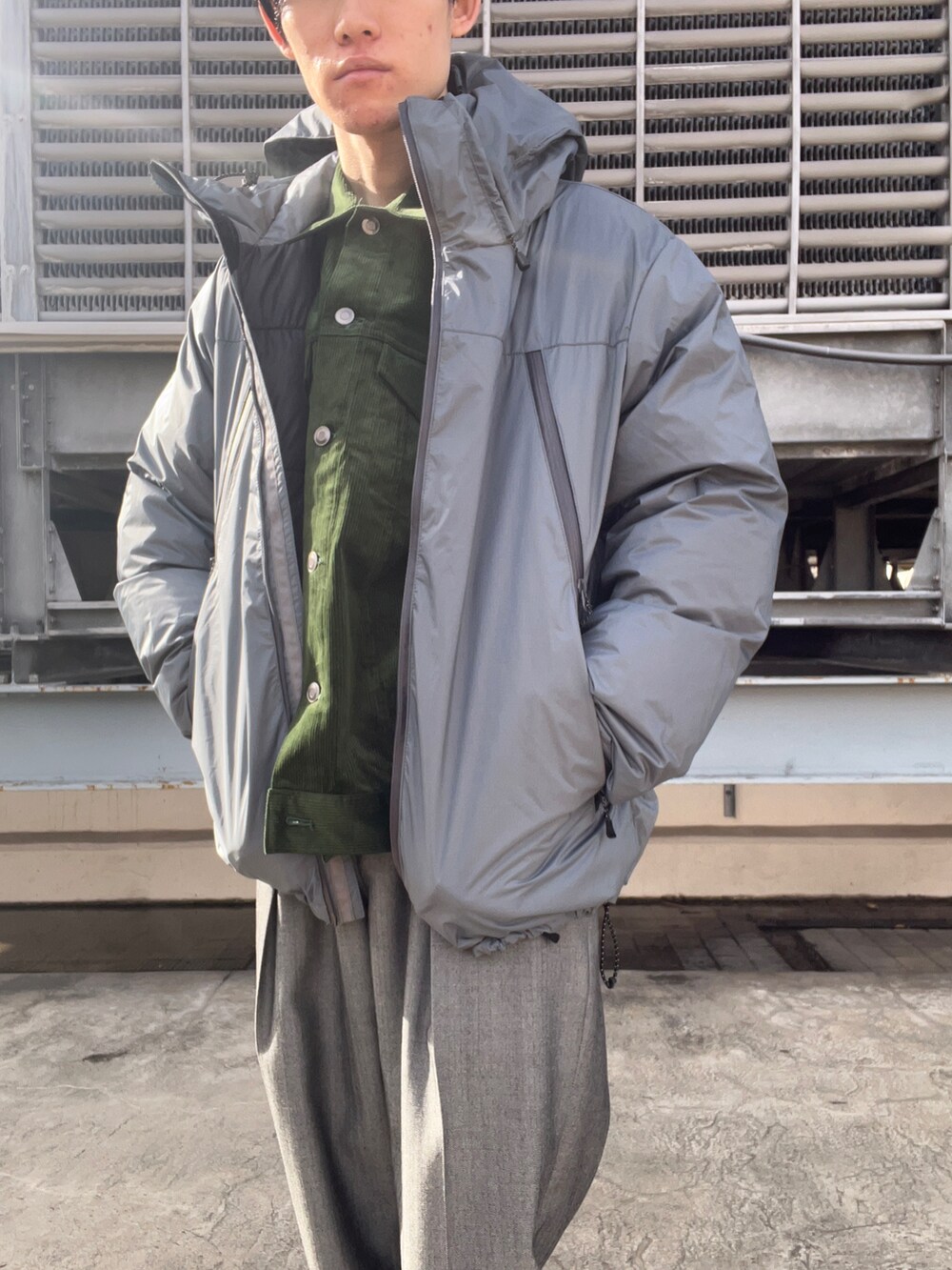 グレー系のその他パンツ、グリーン系のブルゾン、ブルー系のダウンジャケット/コートを着用したメンズの秋コーディネートの4枚目の写真