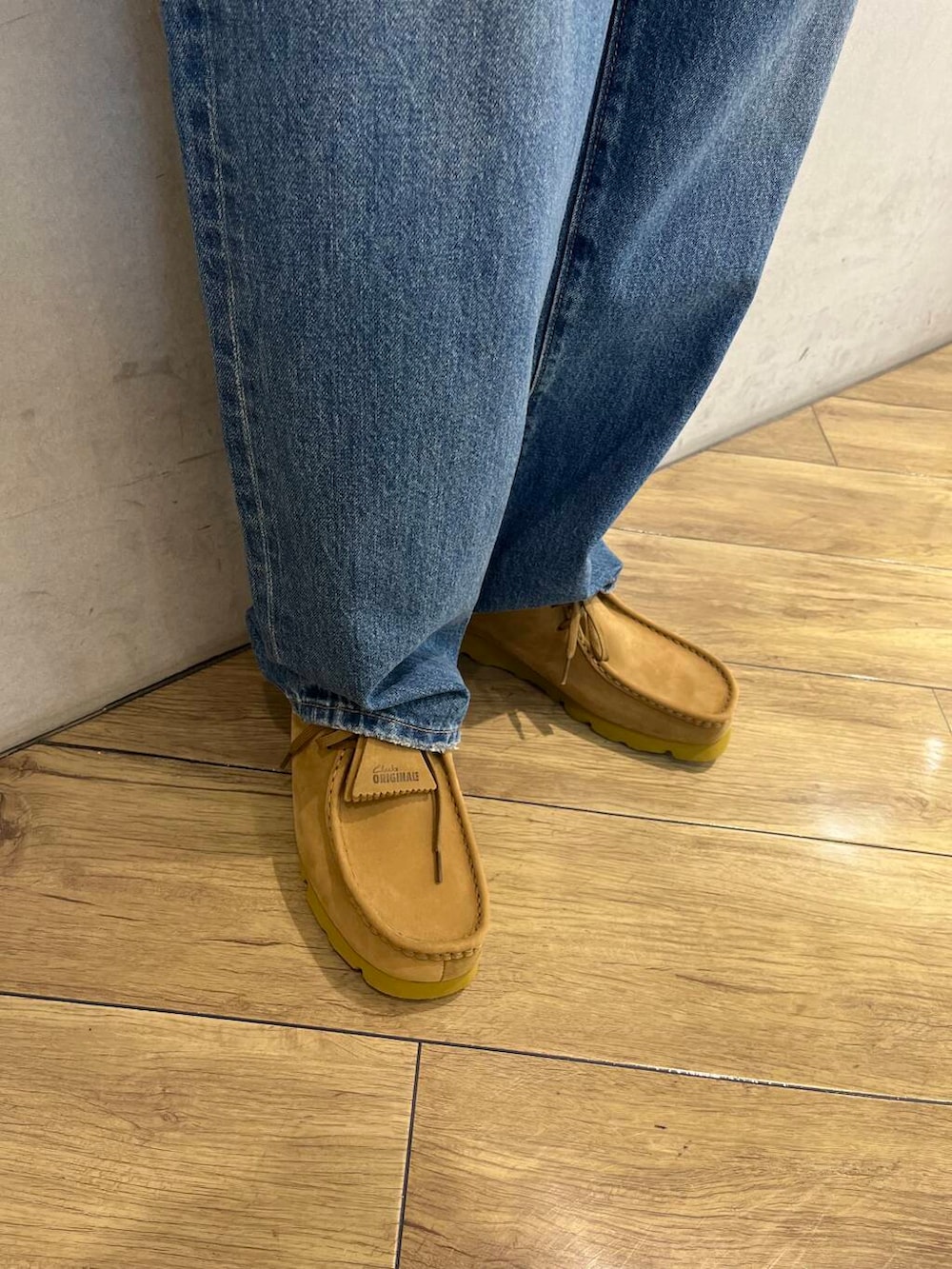 ブルー系のデニムパンツ、グリーン系のTシャツ/カットソー、ブラウン系のその他シューズを着用したメンズの夏コーディネートの4枚目の写真