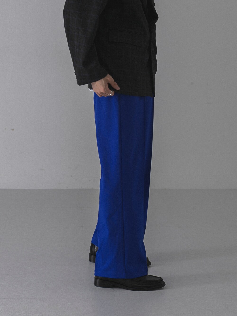 その他のジャケット/アウター、ブルー系のその他パンツ、ブラック系のローファーを着用したメンズの秋コーディネートの4枚目の写真