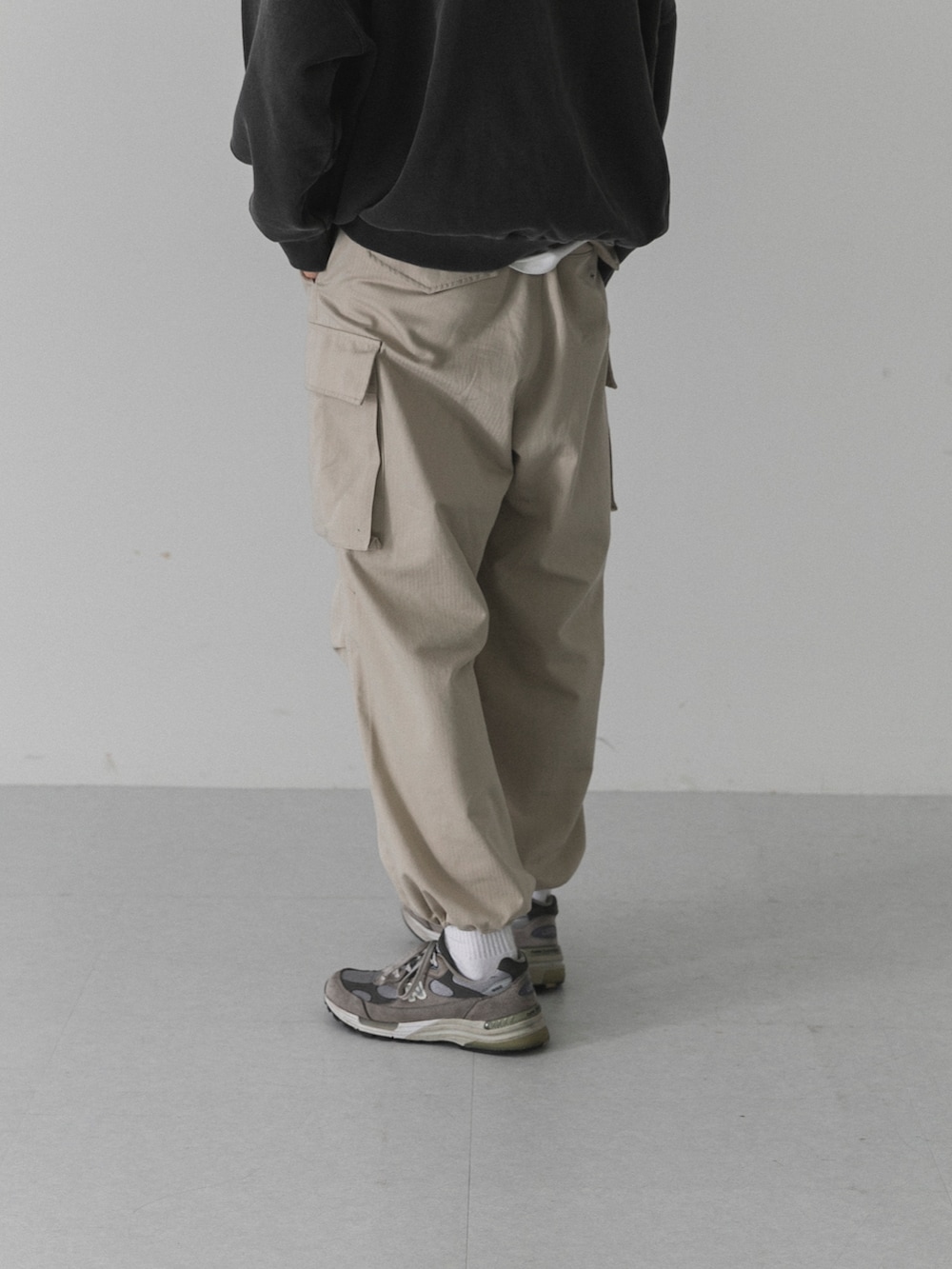 ベージュ系のその他パンツ、グレー系のスウェットを着用したメンズの冬コーディネートの5枚目の写真
