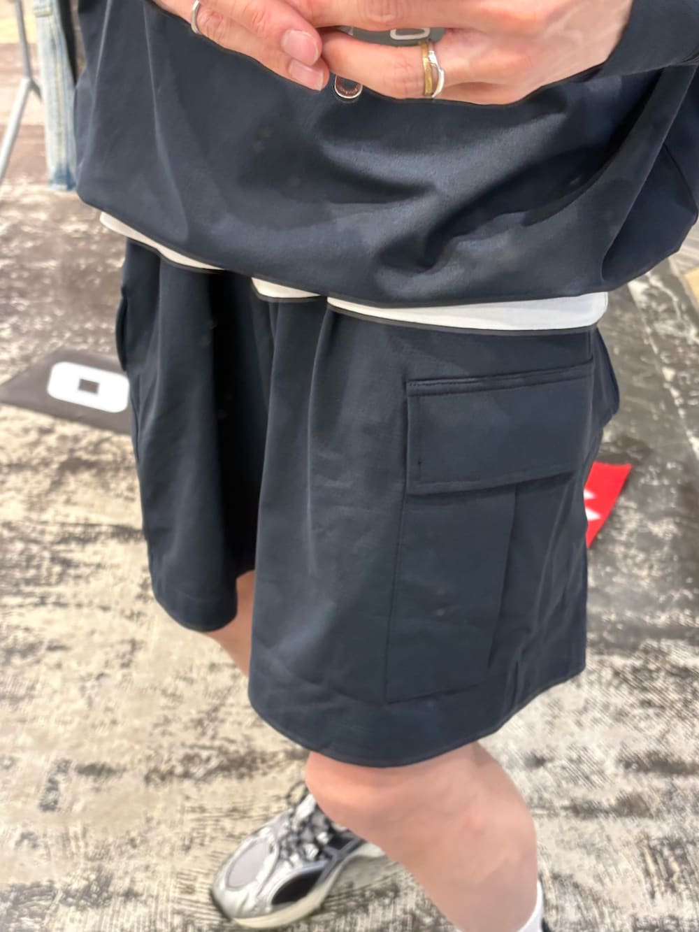 ブルー系のその他パンツ、シルバー系のスニーカー、ブルー系のTシャツ/カットソーを着用したメンズの春コーディネートの3枚目の写真