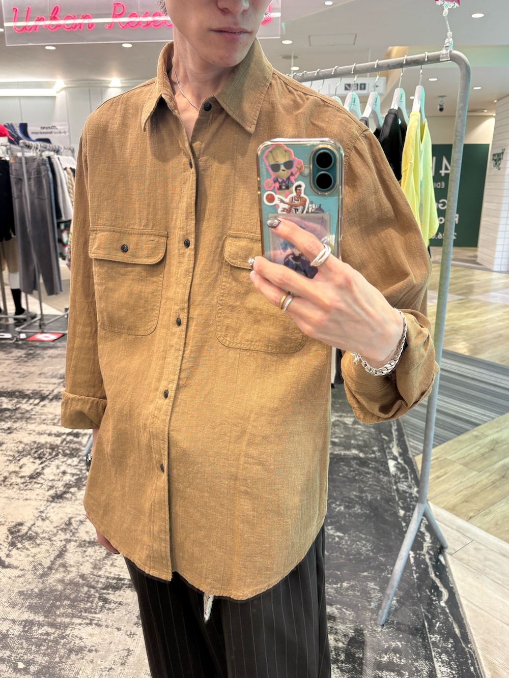 ブラウン系のその他パンツ、ブラウン系のシャツ/ブラウス、ブルー系のキャップを着用したメンズの夏コーディネートの2枚目の写真