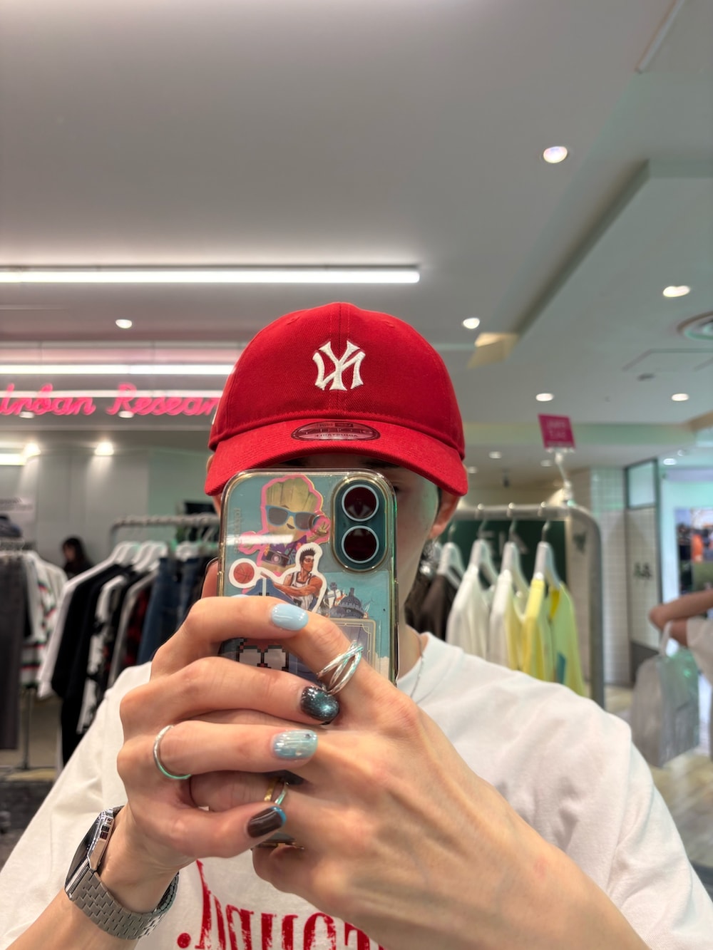 ベージュ系のデニムパンツ、ベージュ系のサンダル、ホワイト系のTシャツ/カットソーを着用したメンズの夏コーディネートの4枚目の写真