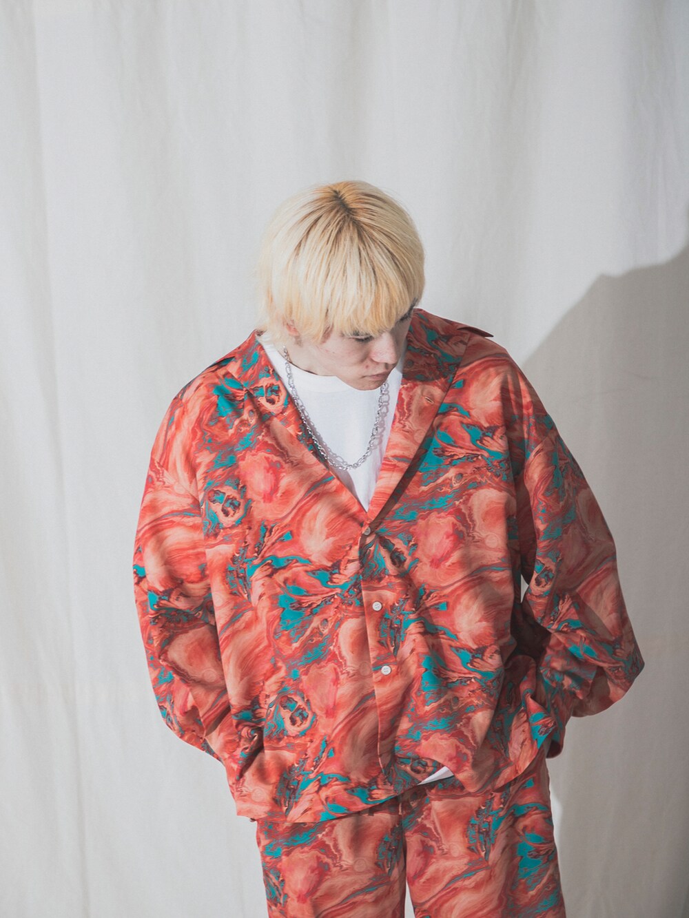 その他のその他パンツ、その他のシャツ/ブラウス、シルバー系のネックレスを着用したメンズの春コーディネートの4枚目の写真