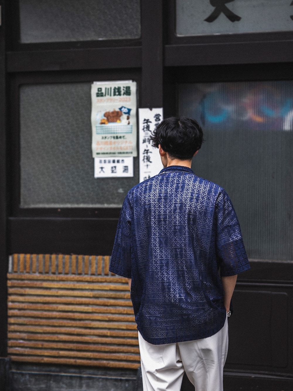 ブラック系のシャツ/ブラウス、グレー系のその他パンツ、ブラック系のサンダルを着用したメンズの春コーディネートの3枚目の写真