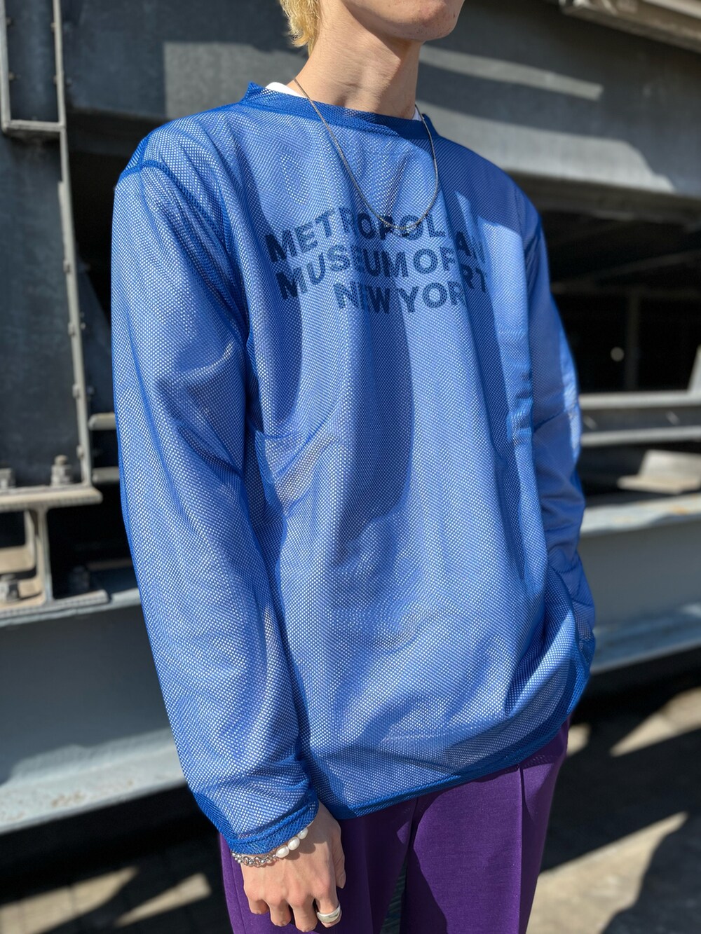 グリーン系のその他パンツ、ブラック系のシューズ、ホワイト系のスウェットを着用したメンズの冬コーディネートの2枚目の写真