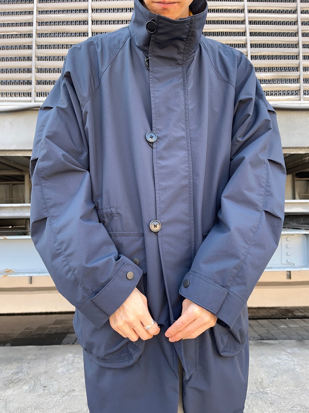 ブルー系のジャケット/アウター、ベージュ系のスラックスを着用したメンズの春コーディネートの3枚目の写真