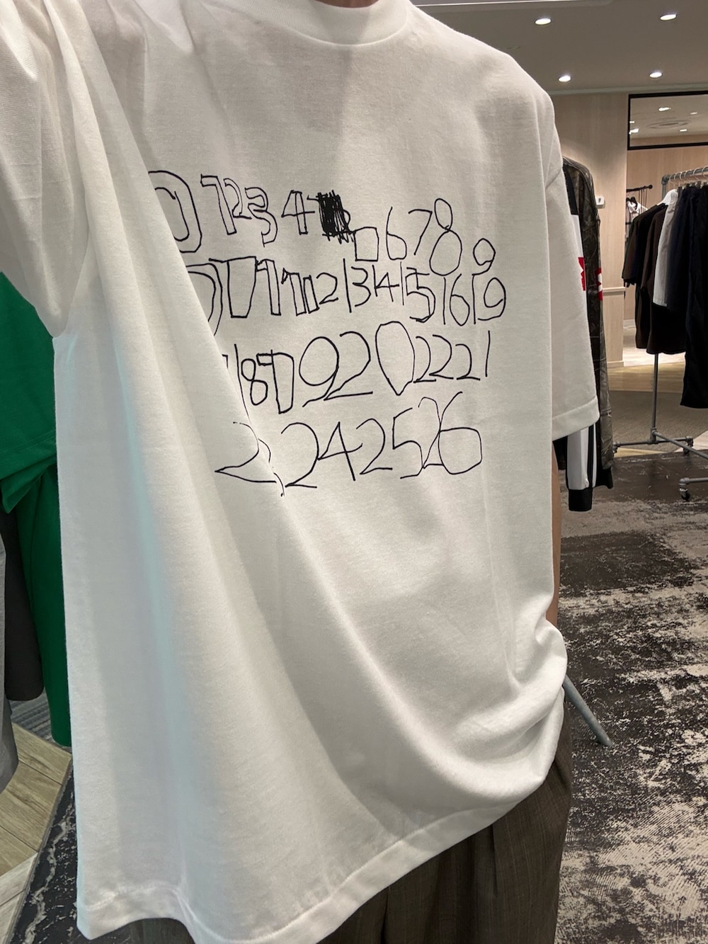 ホワイト系のTシャツ/カットソー、ブラウン系のその他パンツ、レッド系のキャップを着用したメンズの夏コーディネートの2枚目の写真