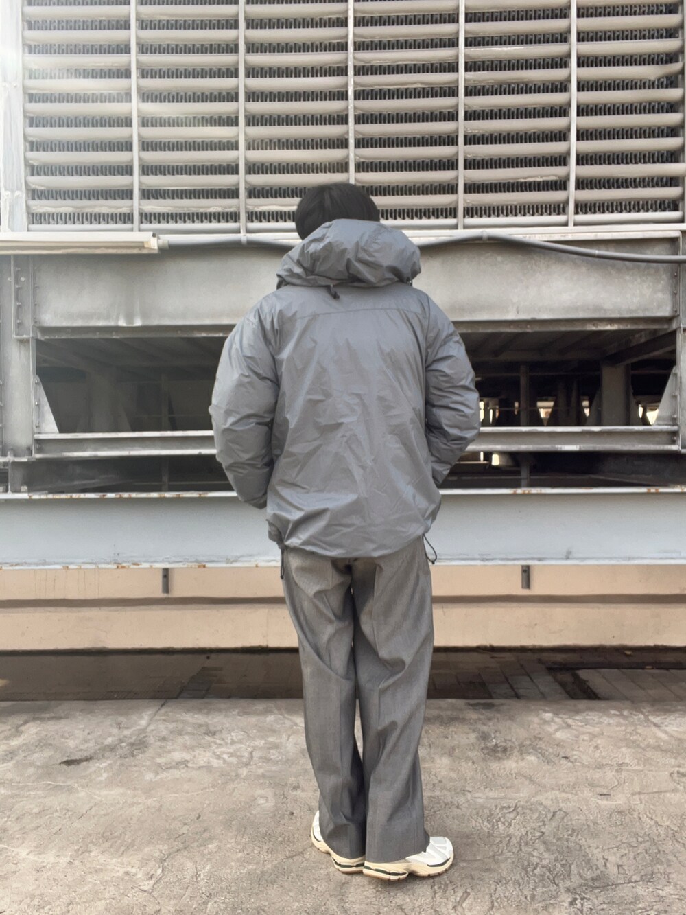 グレー系のその他パンツ、グリーン系のブルゾン、ブルー系のダウンジャケット/コートを着用したメンズの秋コーディネートの3枚目の写真