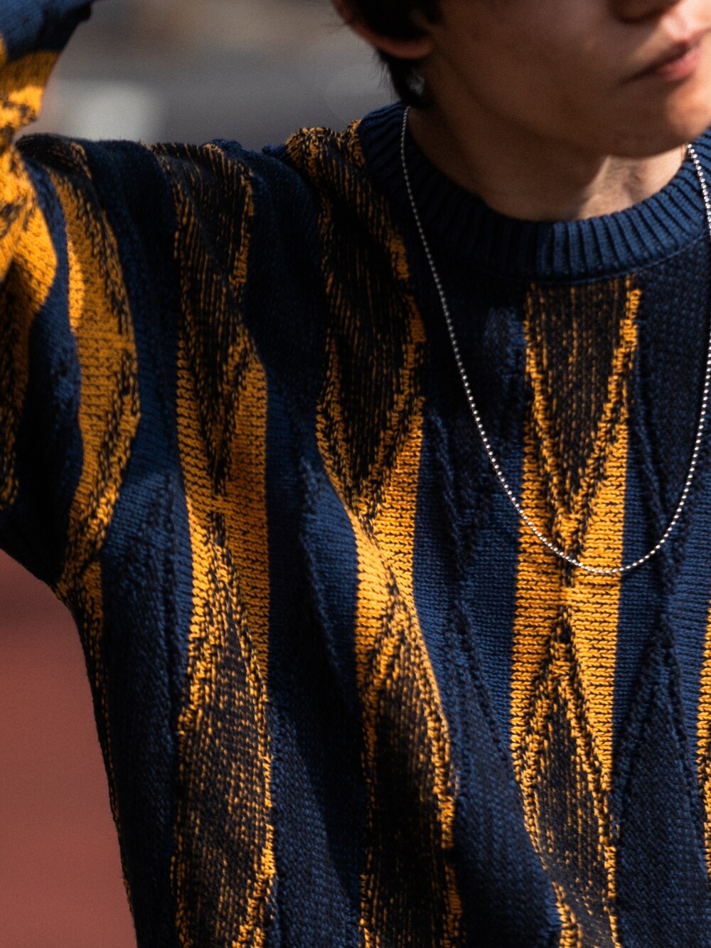 グリーン系のニット/セーター、パープル系のキャップ、シルバー系のネックレスを着用したメンズの冬コーディネートの5枚目の写真